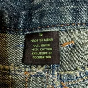 Jean en denim de coton à coupe décontractée et taille mi-basse pour